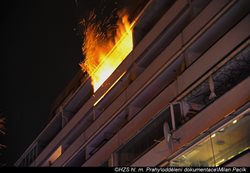 Před půlnocí u požáru balkónu v obytném domě  v Praze na Žižkově zasahovaly tři jednotky hasičů
