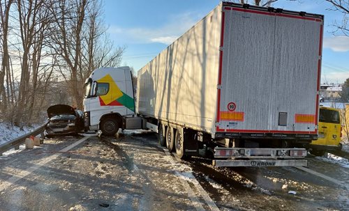 Hromadná nehoda zastavila provoz na I/6 u Bochova