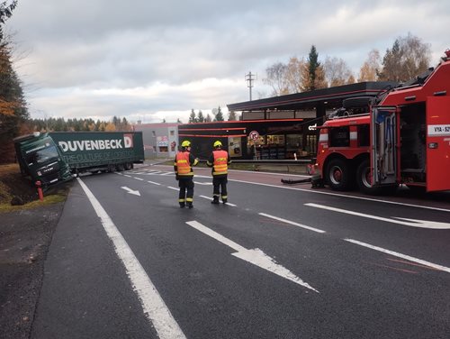 Hasiči vyprostili dva kamiony, hrozilo převrácení i blokáda silnice