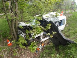 Při tragické nehodě osobního vozidla a dodávky zemřela jedna osoba