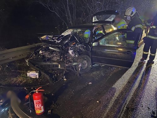 Nehoda uzavřela silnici mezi Náchodem a Hronovem, hasiči museli z vozidel čtyři lidi vyprostit
