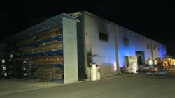 Aktualizace: Noční požár v průmyslovém objektu v Bílovicích zaměstnal sedm jednotek hasičů