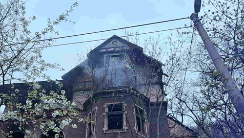 Požár opuštěné budovy zaměstnal několik jednotek