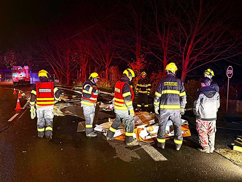 Hasiči odklidili z vozovky těžký náklad po nehodě kamionu