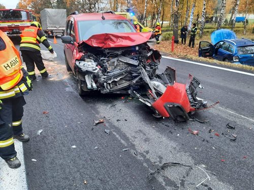 Střet dvou aut si vyžádal zranění a zásah hasičů