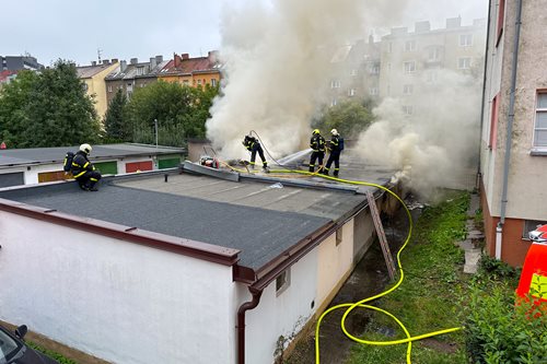 Milionová škoda při požáru garáže