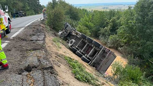 Havárie kamionu uzavřela silnici I/17. Vyprošťování trvalo několik hodin