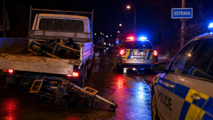 Ujížděl policistům se zákazem řízení. Z korby mu přitom padaly ukradené semafory