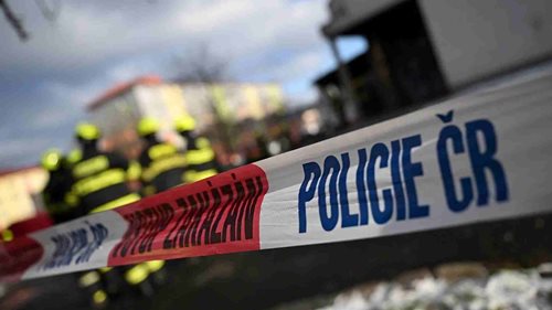 Uvnitř domu byla žena se dvěma dětmi. Muž měl rozlít benzín a zapálit ho