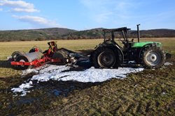 Na louce za řevnickým hřbitovem shořel traktor