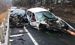 U březovské přehrady se srazila dvě osobní auta.Nehoda blokovala silnici téměř dvě hodiny 