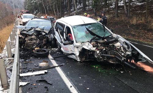 U březovské přehrady se srazila dvě osobní auta.Nehoda blokovala silnici téměř dvě hodiny 