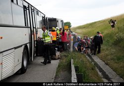 Požár autobusu, který přepravoval děti po Pražském okruhu, vznikl v motorové části