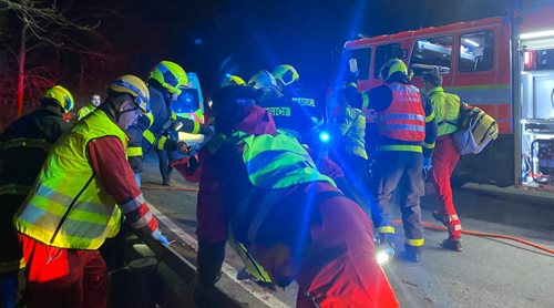 Vážná nehoda změnila noc v kritickou situaci