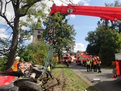Havarované auto s asfaltem vyprošťovala tři hasičská vozidla