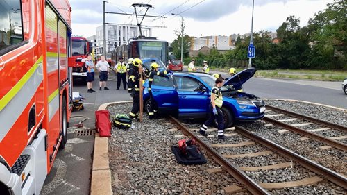 Hasiči zasahovali u nehody osobního auta a tramvaje