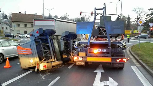 Převrácená elektrocentrála blokovala provoz na křižovatce v Litomyšli