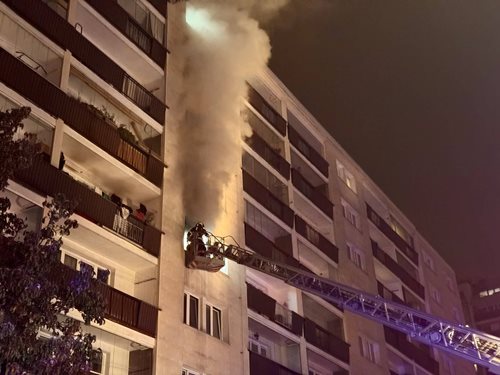 Požár bytu si vyžádal zásah pěti jednotek, hasiči zachránili deset lidí
