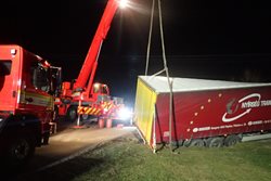 Hasičský jeřáb v noci vyprošťoval u Třince zbloudilý zahraniční kamion