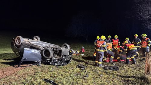 Auto skončilo po nárazu do stromu na střeše. Řidiče museli hasiči vyprostit