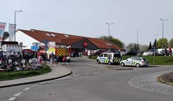 Auto před supermarketem srazilo několik lidí
