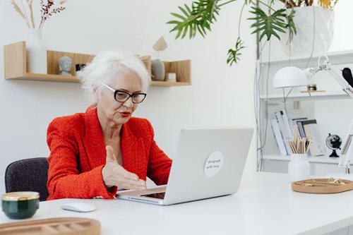 Podvodníci zneužili důvěru seniorky. Kvůli falešné investici přišla o více než milion korun
