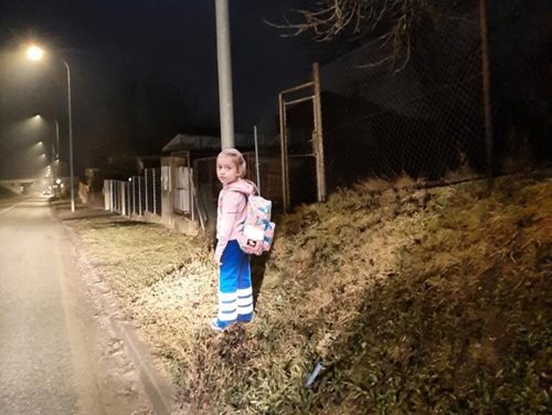 Řidič upozornil na dítě u silnice, policie zjistila nečekané vysvětlení