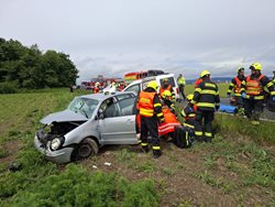 Tragická nehoda: Pět zraněných dětí, řidičku vyprostili hasiči