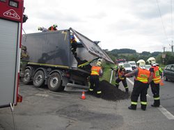 Hasiči vyprošťovali nákladní automobil