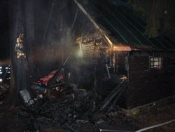 Během čtvrtka hasiči zasahovali u tří požárů chat v beskydských Janovicích. V jedné z chat objevili tělo člověka