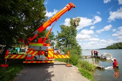 Ve vodní nádrži Těrlicko se částečně potopila loď