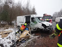 Hasiči vyprošťovali na dálnici zraněného polského řidiče i jeho dodávku