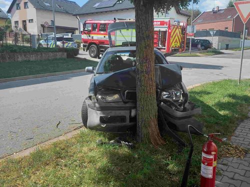 Hasiči zasahovali u nehody osobního vozu po nárazu do stromu