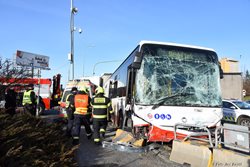  Hasiči zasahovali u nehody autobusu a sanitního vozu