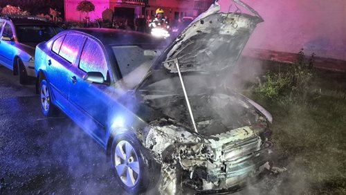 Noční požár auta v Ratiboři. Plameny zcela pohltily motorovou část