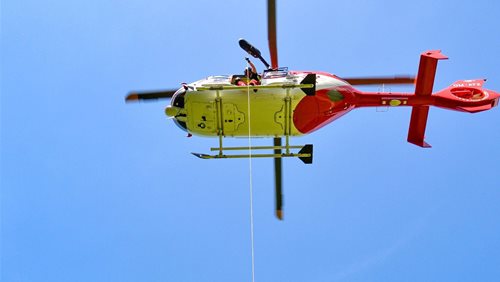 Zraněnou turistku v Beskydech zachraňovali vrtulníkem. Lékaře spustili na palubním jeřábu