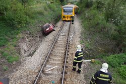 K srážce vlaku s osobním autem u obce Jince letěl vrtulník