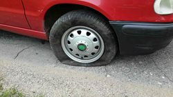 Řidič osobního vozidla projel příkopem 