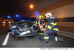 V tunelu Blanka došlo k nehodě tří automobilů