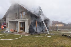 Požár rodinného domu, který vznikl z nedbalosti od starého popela.