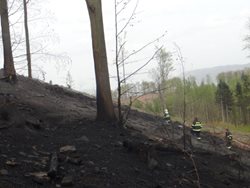 Požár 15 hektarů lesa u beskydských Trojanovic s vydatnou pomocí shora