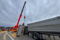 Rozsypané obilí zastavilo provoz na dálnici