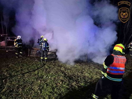 Noční požár unimobuňky si vyžádal lidský život