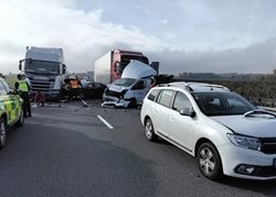Na obchvatu havarovalo 9 aut. Hasiči pomohli 6 zraněným