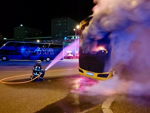 Večer zasahovali hasiči u hořícího autobusu