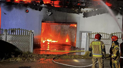 Požár výrobní haly, zaměstnanci evakuováni před příjezdem hasičů