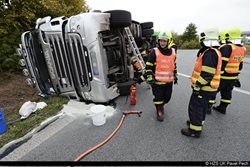Při dopravní nehodě osobního auta a kamionu u Havraně zemřel člověk. 