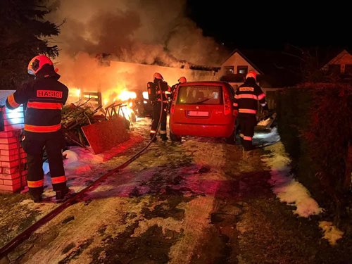 Požár auta a přístřešku zaměstnal hasiče v nočních hodinách