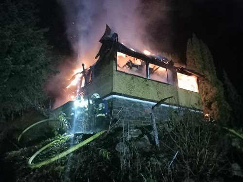 Noční požár pohltil chatu: Hasiči nasadili desítky jednotek a oheň zkrotili po tvrdém boji