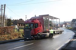Nákladní vůz zablokoval ve čtvrtek ráno silnici v Pozděchově na Vsetínsku